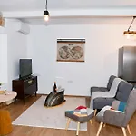 Captain Theo\'S Modern Apartment Maria