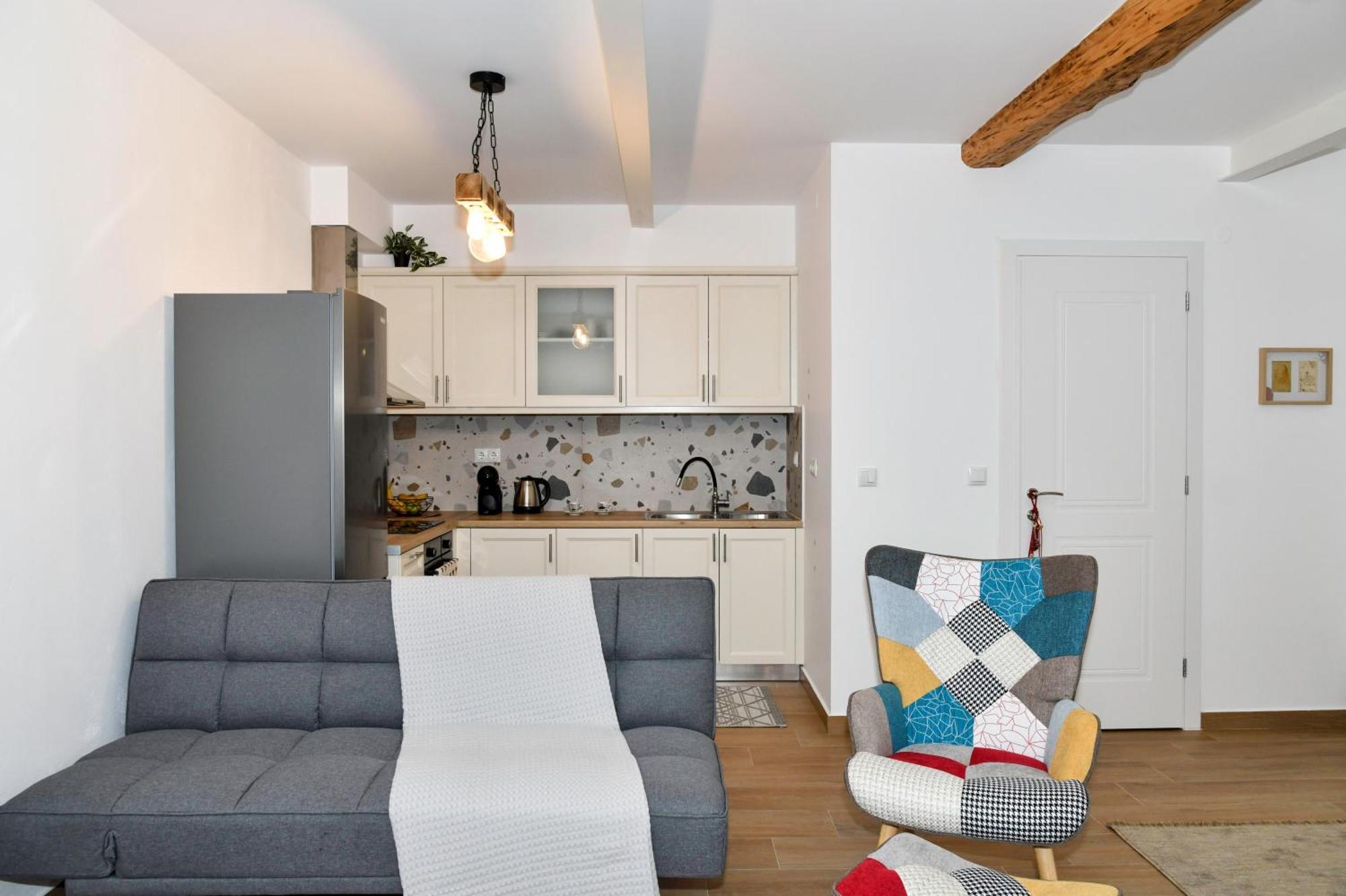 Captain Theo's Modern Maria Apartment
