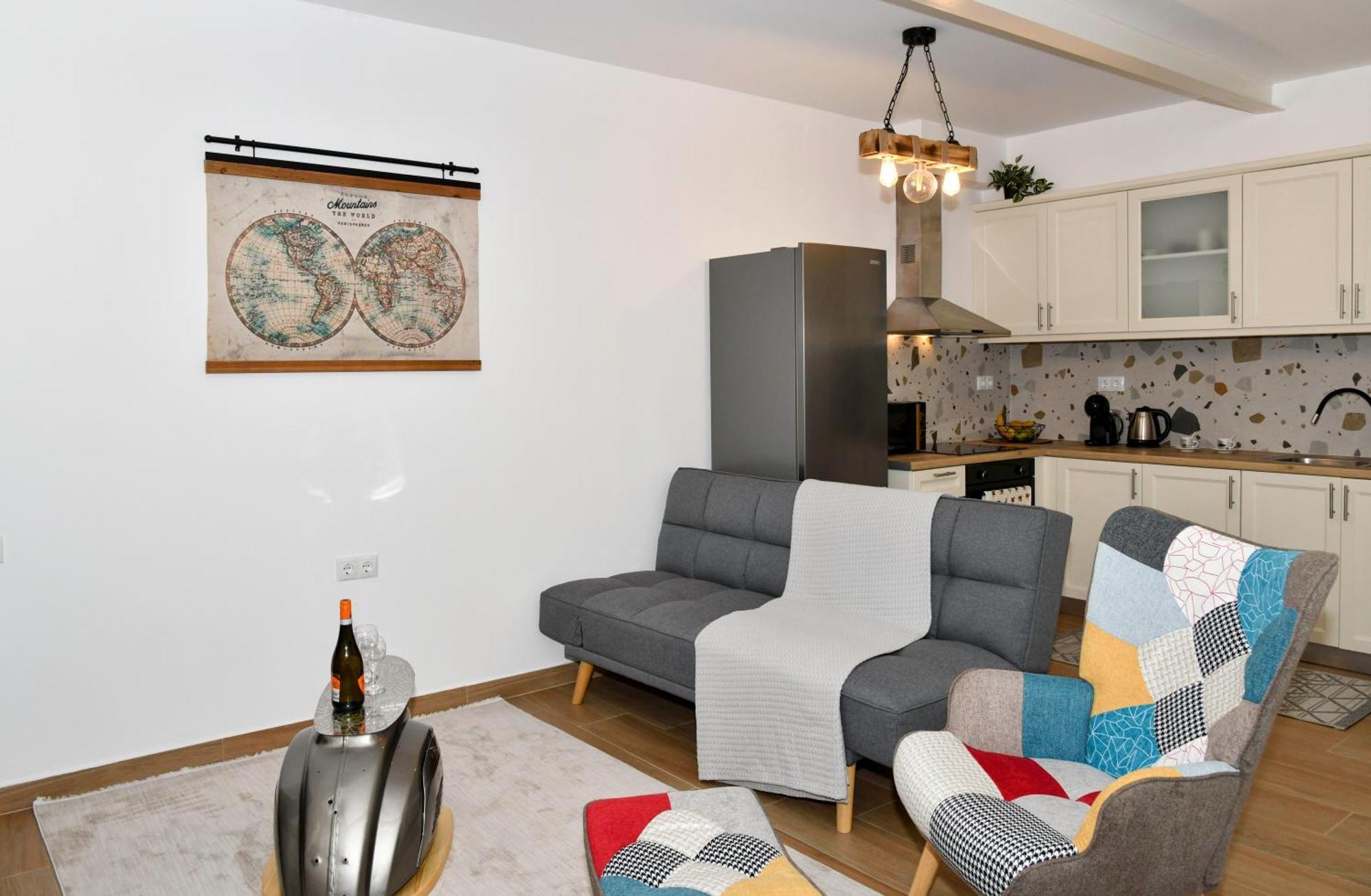 Captain Theo's Modern Maria Apartment *